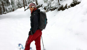 Mit Skiern durch den schneebedeckten Wald in Arolla